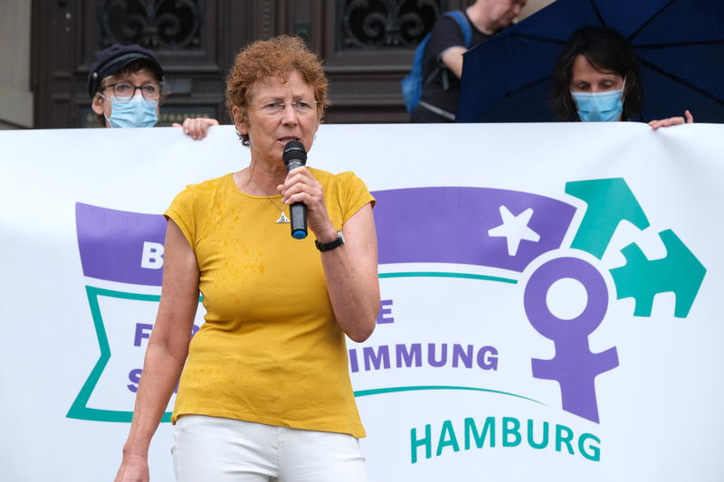 s:65:"Kristina Hänel bei einer Verhandlung des Landgerichts in Hamburg";