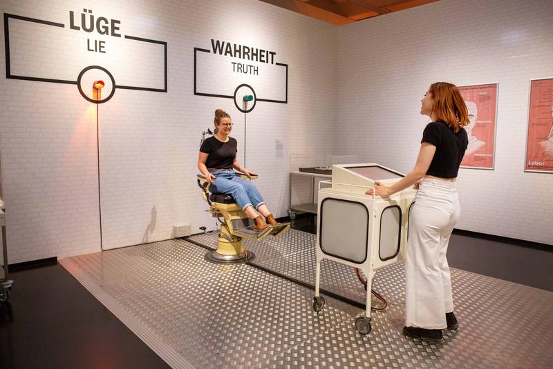 s:40:"Lügendetektor in der "Fake"-Ausstellung";
