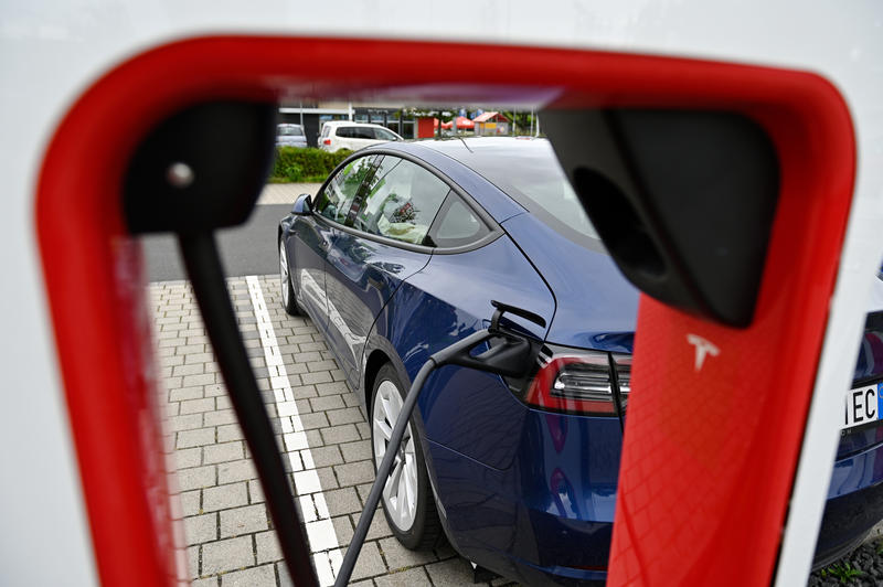 s:77:"Nur wenige Spitzenpolitiker in Deutschland lassen sich im E-Auto chauffieren.";