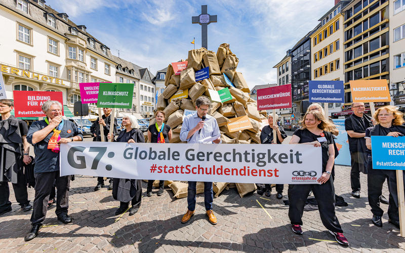 s:70:"Das Bündnis demonstrierte in Bonn auf dem Marktplatz vor dem Rathaus.";