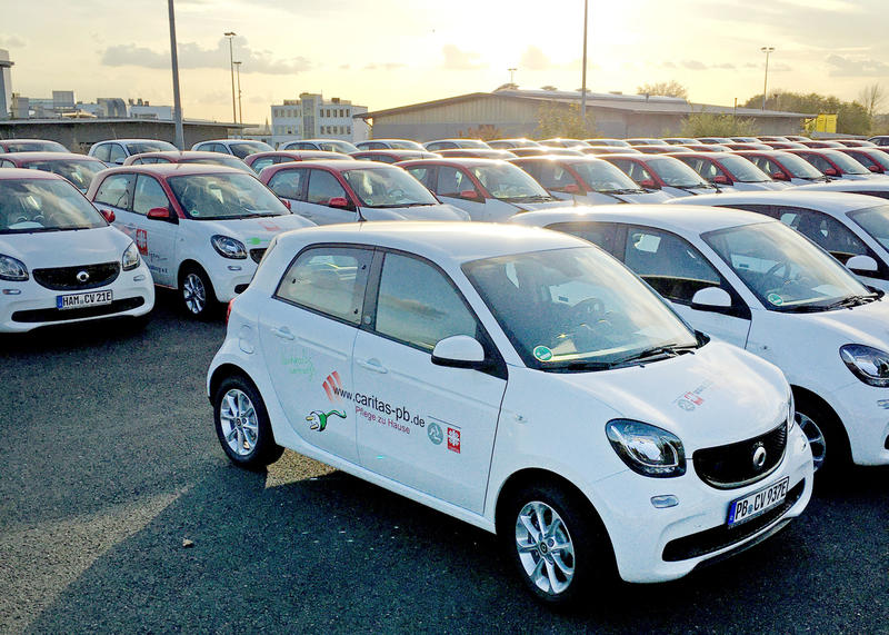 s:90:"Ende Oktober 2019 nahm die Caritas in NRW 165 batteriegetriebene "SmartForFour" in Empfang";
