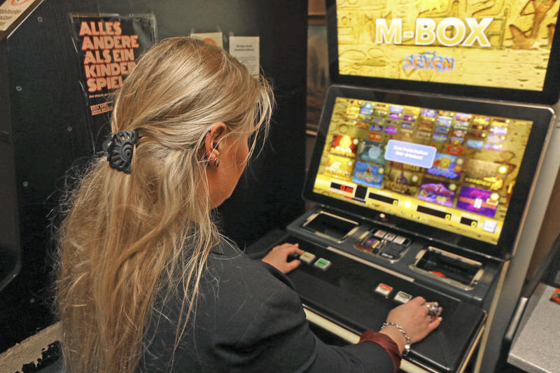 s:59:"Die Gluecksspielsucht fuehrt Betroffene oftmals in den Ruin";