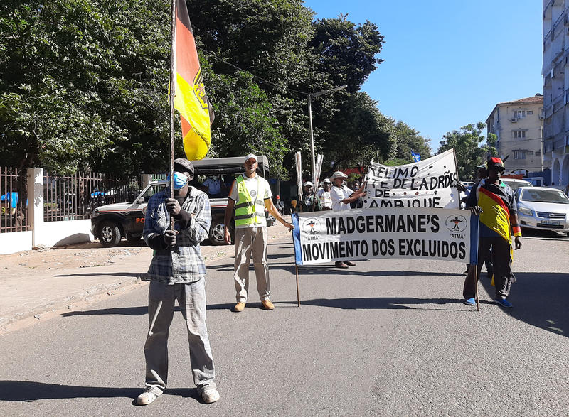 s:158:"Allwöchentlich marschieren aus Deutschland zurückgekehrte Mosambikaner, die als Vertragsarbeiter in der DDR aushalfen, vor das Arbeitsministerium in Maputo.";