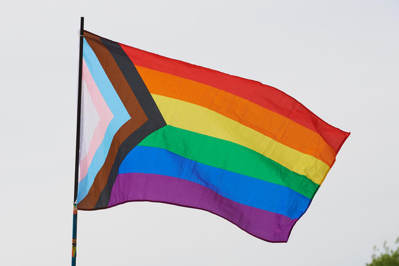 s:26:"Eine LGBTQ-Regenbogenfahne";