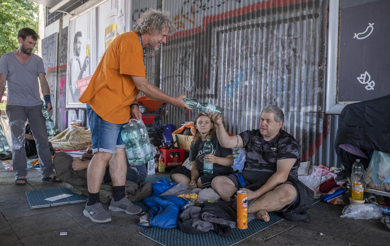 s:60:"Helfer der Hitzehilfe kümmern sich um Obdachlose in Berlin.";