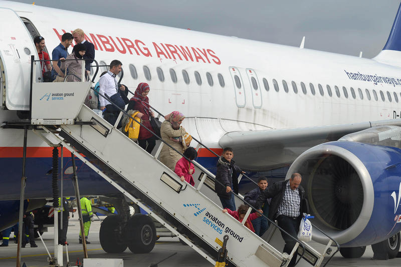 s:57:"Syrische Flüchtlinge kommen in Hannover an. (Archivbild)";