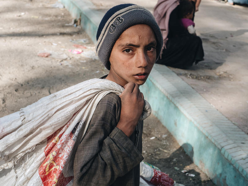 s:55:"Kind auf den Straßen von Kabul (Foto vom Oktober 2021)";