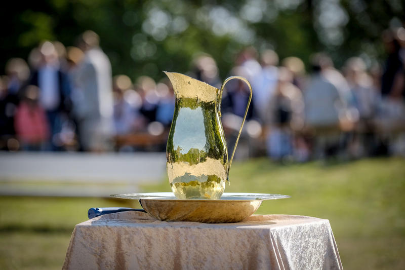 s:69:"Am 13. August beginnt größtes Tauffest auf den Rheinwiesen in Köln";