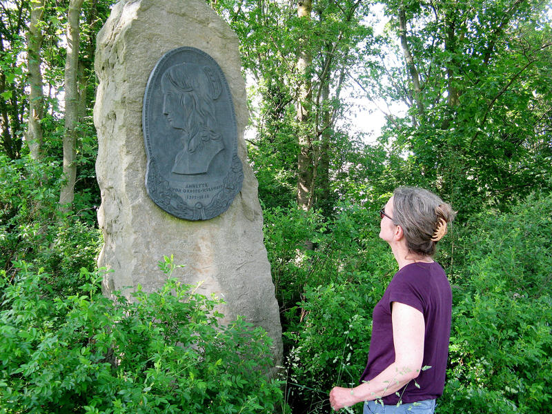 s:130:"Der "Annettestein" in der Nähe der Burg Hülshoff in Havixbeck erinnert an die Dichterin Annette von Droste-Hülshoff (1797-1848)";