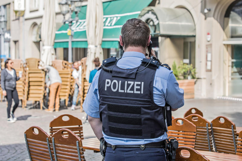 s:26:"Symbolbild: Polizeibeamter";