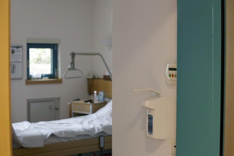 s:47:"Symbolbild: Patientenzimmer eines Krankenhauses";