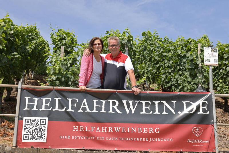 s:91:"Pam Koerner und Ruben Faust vom Projekt "HelfAHRwein" im Weinberg oberhalb von Bad Neuenahr";