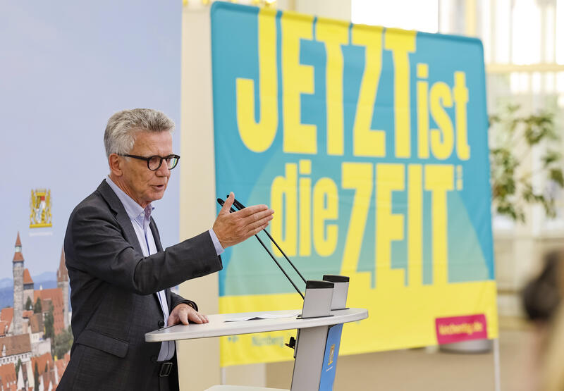 s:43:"Thomas de Maizière bei der Scheckübergabe";
