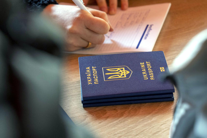 s:84:"Beraterinnen der Malteser helfen Ukraine-Flüchtlingen beim Ankommen in Deutschland.";