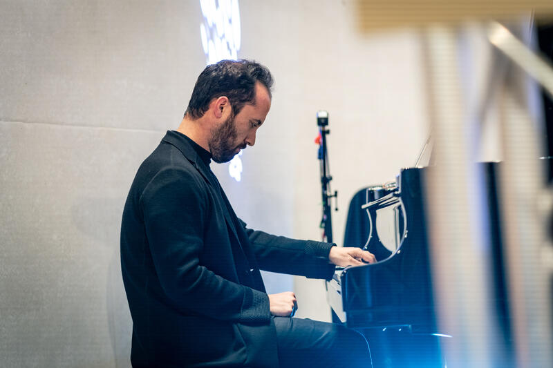 s:43:"Der Pianist Igor Levit wurde ausgezeichnet.";