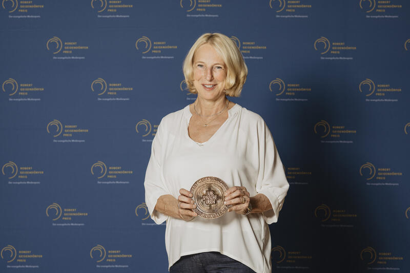 s:45:"Katrin Eigendorf mit dem Geisendörfer Preis";