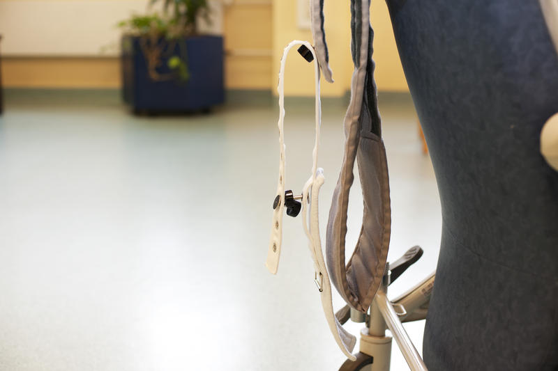 s:28:"Patientenstuhl mit Fixierung";