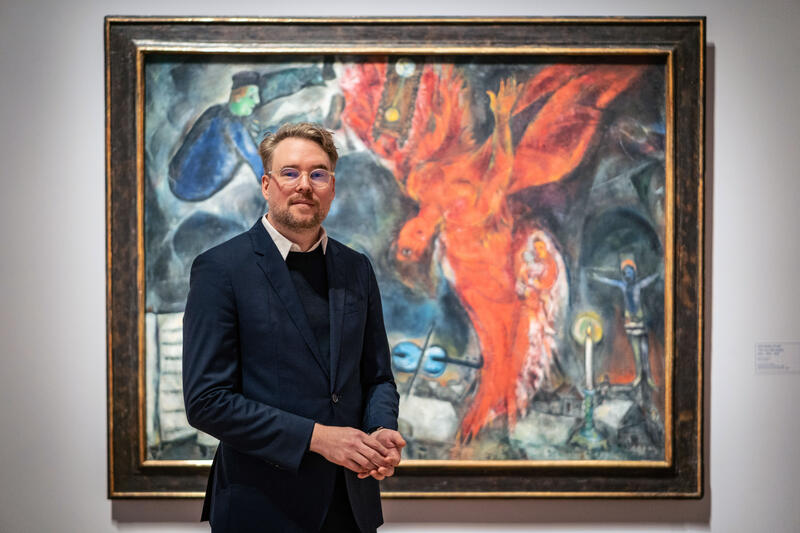 s:59:"Schirn-Direktor Baden vor dem Chagall-Gemälde "Engelsturz"";