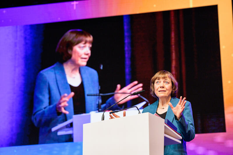 s:48:"Annette Kurschus vor der EKD-Synode in Magdeburg";