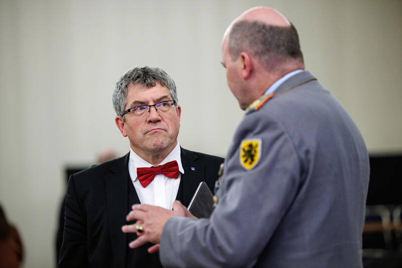 s:108:"Der EKD-Friedensbeauftragte Bischof Kramer auf der Synode im Gespräch mit Generalmajor Ruprecht von Butler.";