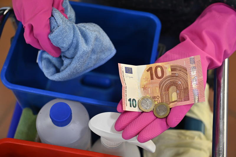 s:61:"Seit 1. Oktober beträgt der gesetzliche Mindestlohn 12 Euro.";