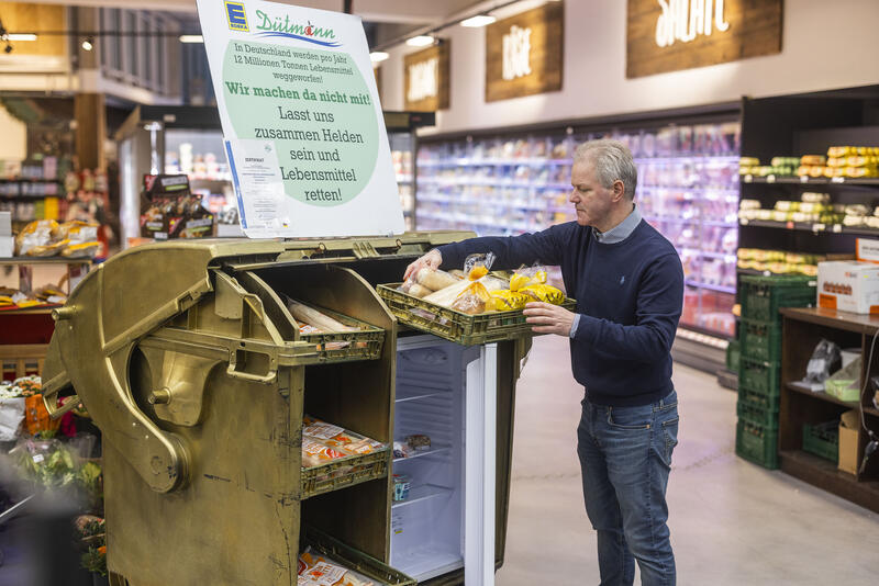 s:41:"Guido Gartmann mit einer "Goldenen Tonne"";