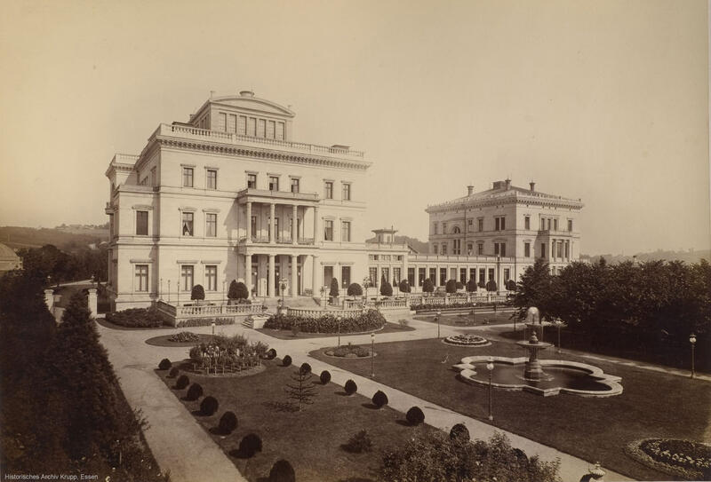 s:234:"Alte Aufnahme des heutigen Denkmals für Industriegeschichte: Die äußere Anmutung der von 1870 bis 73 gebauten Großimmobilie mit 269 Räumen, Großküche, Schwimmbad und Park samt Gartenhäuschen hat sich bis heute kaum verändert.";