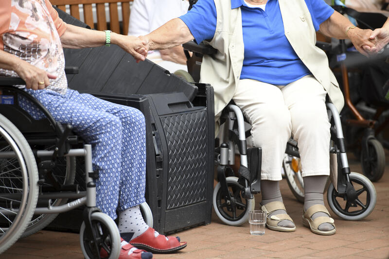 s:30:"Heimbewohnerinnen im Rollstuhl";