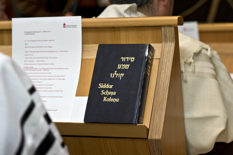 s:32:"Gebet in der Synagoge in Herford";