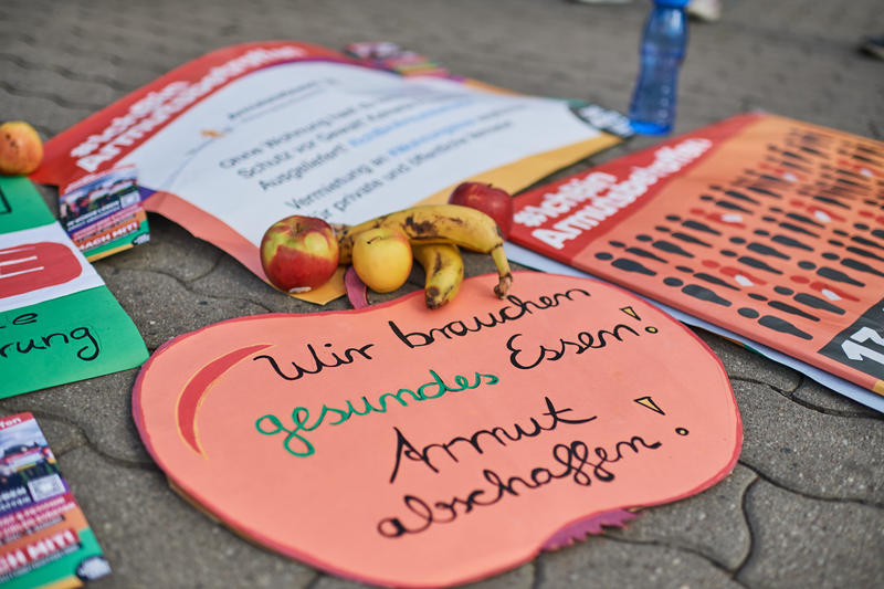 s:48:"Protest gegen zunehmende Kluft von Arm und Reich";