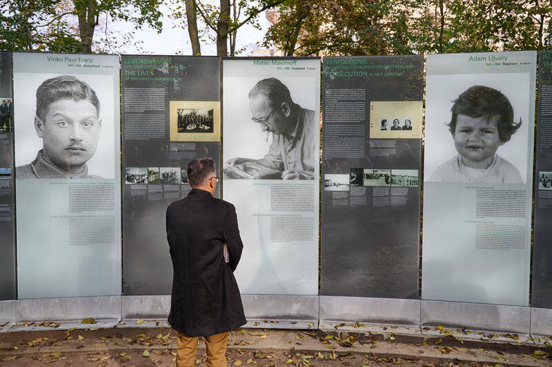 s:75:"Denkmal für die im Nationalsozialismus ermordeten Sinti und Roma in Berlin";