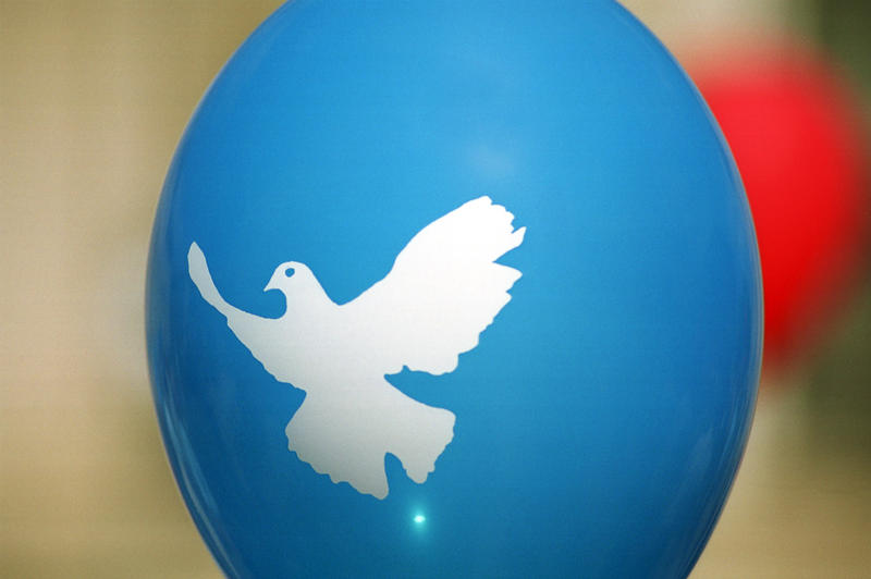 s:24:"Ballon mit Friedenstaube";