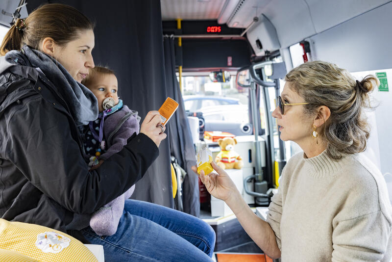 s:48:"Beratung im Hebammenmobil, rechts: Lisa Schütte";