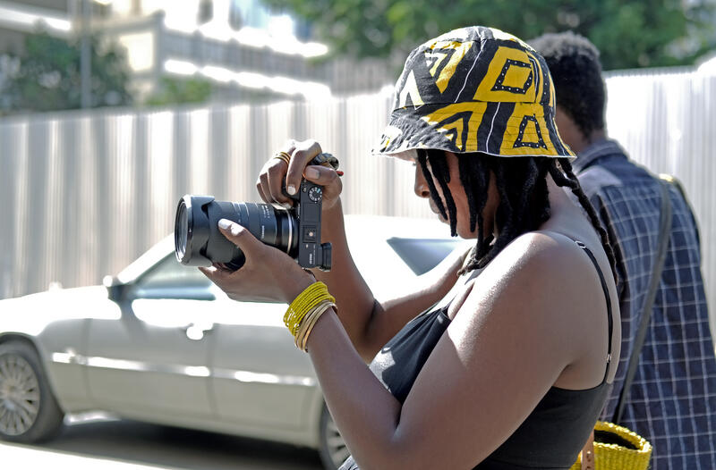 s:58:"Fotografin während einer Fototour durch Nairobi Downtown.";