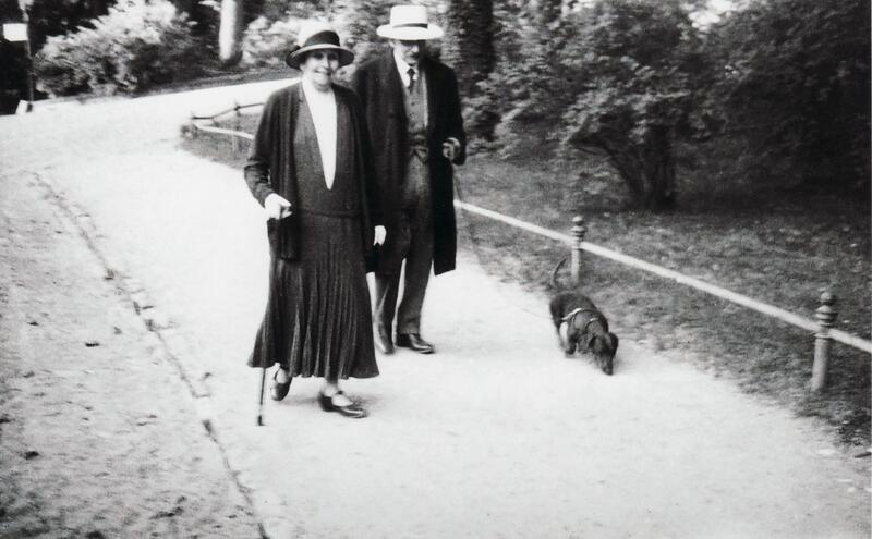 s:85:"Max und Martha Liebermann beim Spaziergang im Tiergarten in Berlin (undatiertes Bild)";