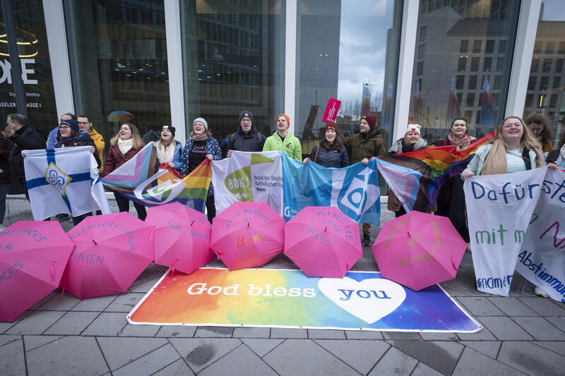 s:54:"Demonstration vor dem Tagungshaus in Frankfurt (9.3.).";