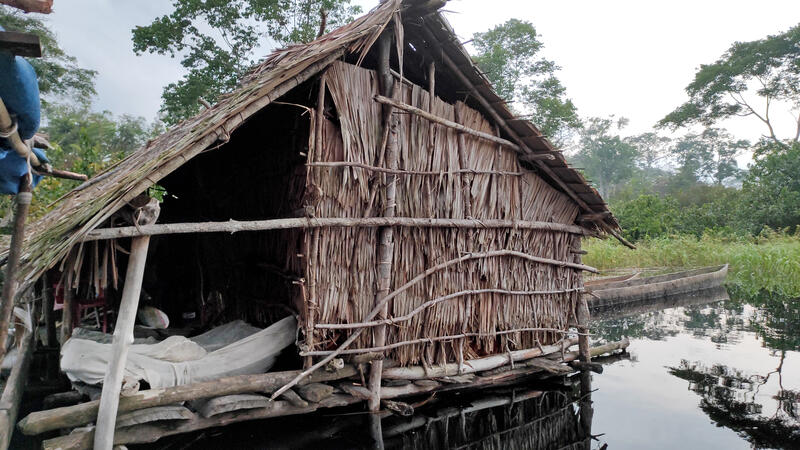 s:51:"Jean Paul Ikolongos Hütte und Fischerboot in Mpeka";