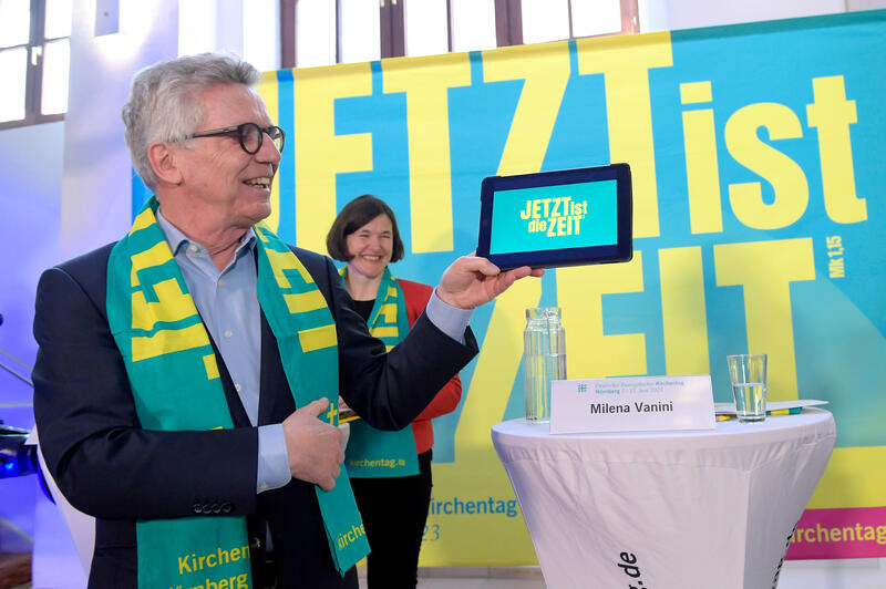s:71:"Thomas de Maizière und Kristin Jahn bei der Vorstellung des Programms.";