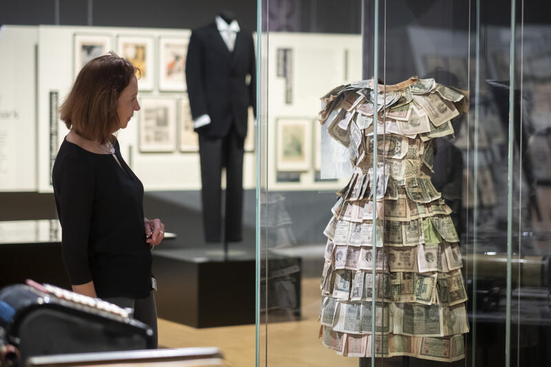 s:54:"Kleid aus Geldscheinen aus der Zeit der Hyperinflation";