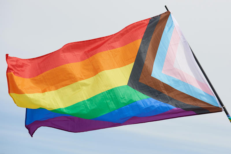 s:26:"Eine LGBTQ-Regenbogenfahne";