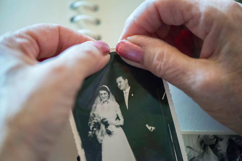 s:38:"Eine Frau zerreißt ihr Hochzeitsfoto.";