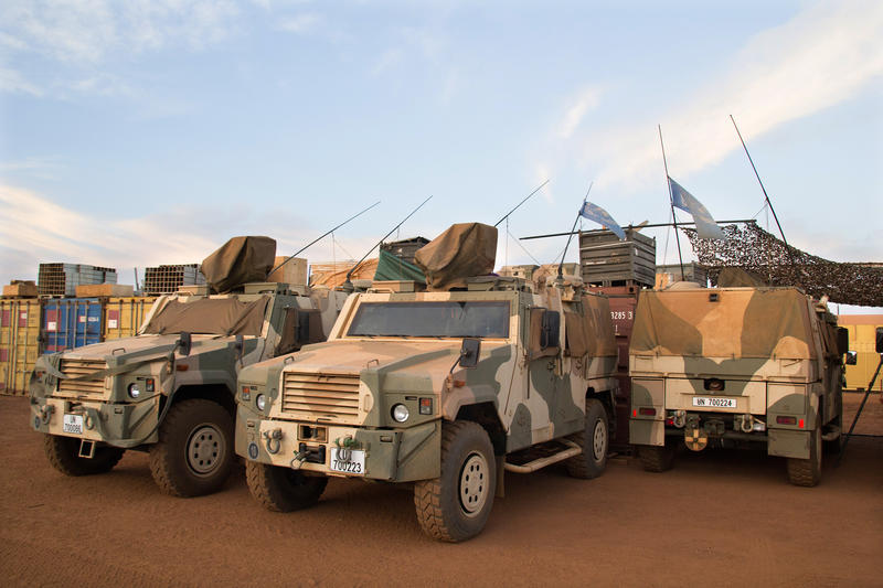 s:55:"Bundeswehr-Fahrzeuge in Camp Castor in Gao, Mali (2016)";