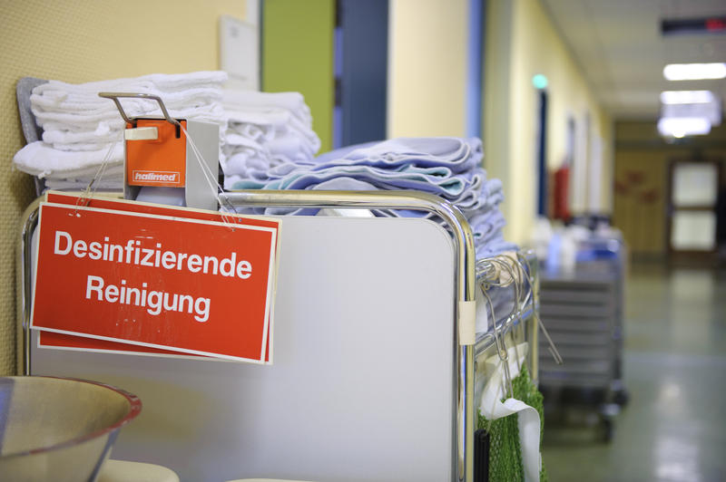 s:26:"Wagen mit Pflegeutensilien";