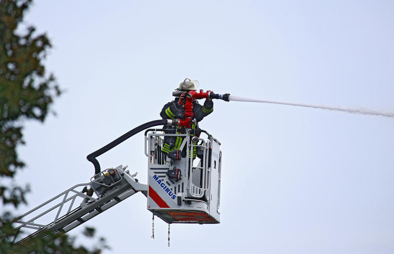 s:28:"Feuerwehrmann auf Drehleiter";