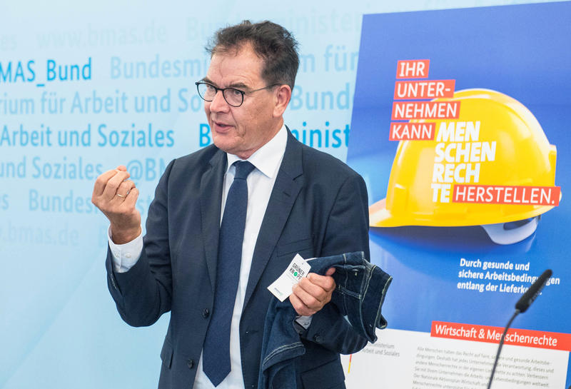 s:104:"Der ehemalige Bundesentwicklungsminster Gerd Müller (CSU) hatte das Lieferkettengesetz mit angestoßen.";