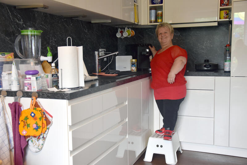 s:29:"Petra Krammel in ihrer Küche";