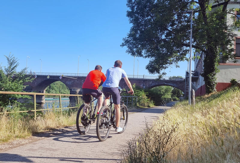 s:87:"Johannes Schölch-Mundorf und sein Sohn David fahren mit dem Fahrrad entlang der Mosel.";