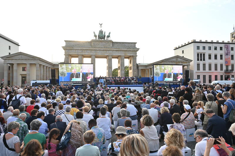 s:51:"Abschluss des Friedenstreffens am Brandenburger Tor";