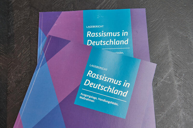 s:102:"Der in diesem Jahr veröffentlichte Lagebericht widmete sich zum ersten Mal allein dem Thema Rassismus";