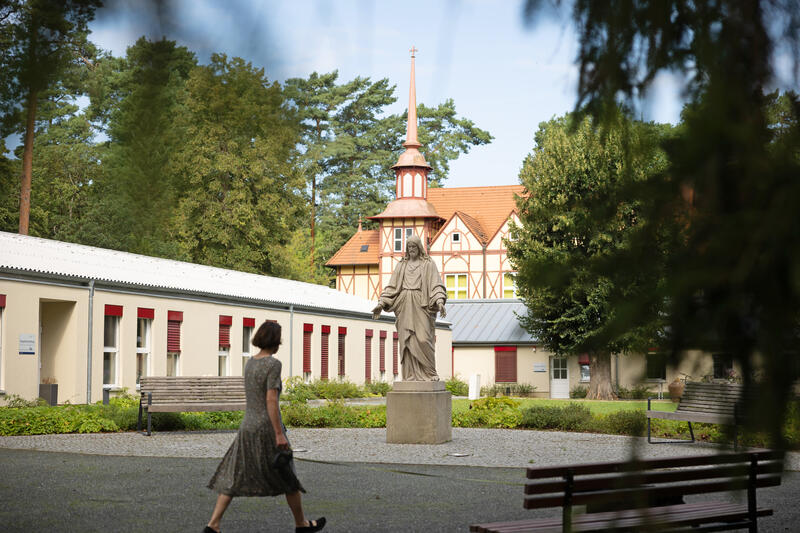s:90:"Wo alles begann: der grüßende Jesus am Gründungsort der Hoffnungstaler Stiftung Lobetal";